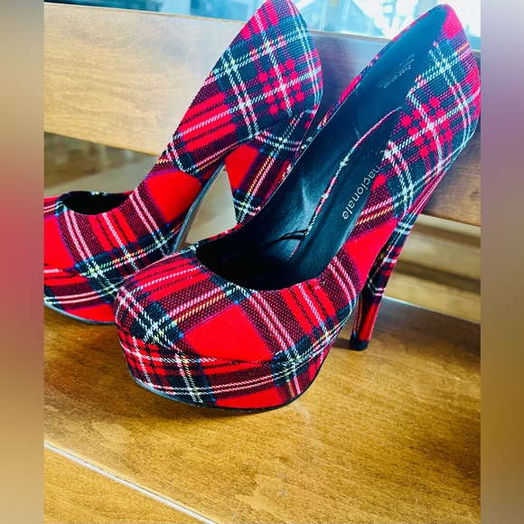 Beautiful red tartan pumps. Size 5uk and 38 (7) Canadian. - Picture 3 of 7